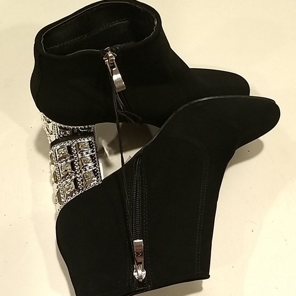 Madeline Stuart Shoes - NEW.Madeleine Stuart ankle 👢 booties